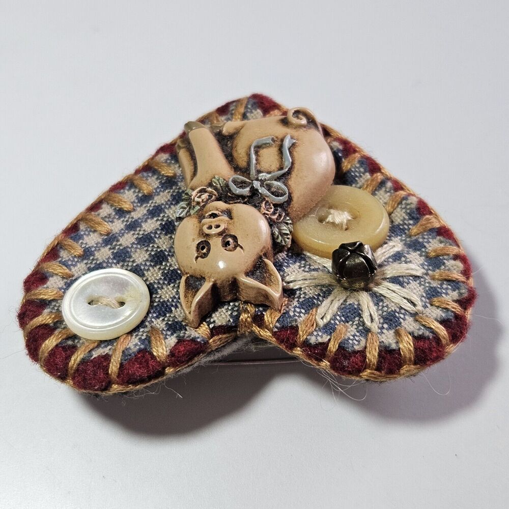 **Last Chance!!Final Sale** Vintage Handmade Quilted Heart Brooch A Pig A Button - Picture 7 of 9